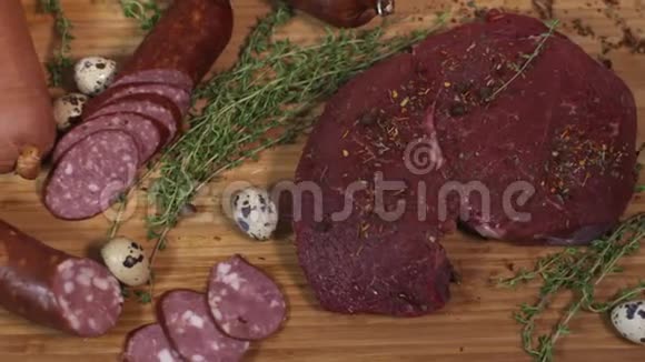 桌布上切割板上的美味肉盘视频的预览图