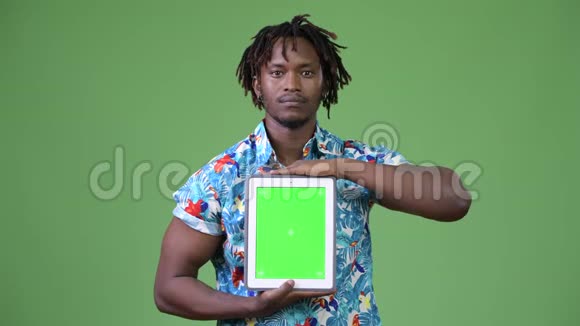 年轻英俊的非洲游客展示数码平板电脑视频的预览图