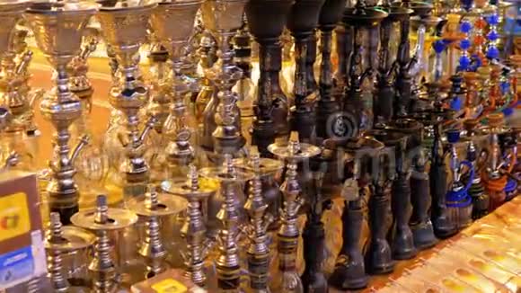 埃及一家阿拉伯纪念品商店的陈列柜上出售了各种Hookahs视频的预览图