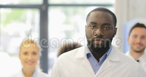 非裔美国人科学家人类在现代实验室中行走超越快乐微笑研究团队视频的预览图