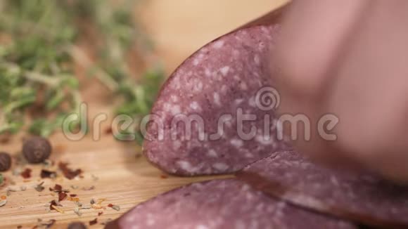 美味的肉熟食店在香草旁边的砧板上用刀片切碎视频的预览图