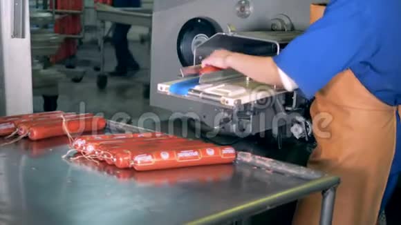 一名工厂工人正在铺设香肠视频的预览图