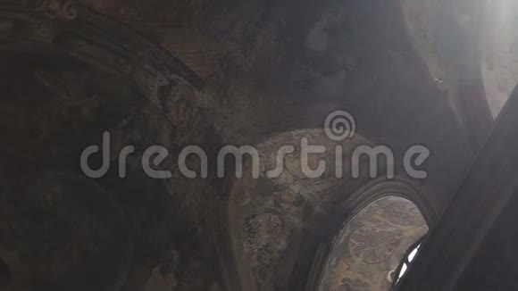 透过旧教堂的窗户在破碎的阳光下移动的摄像机可以看到视频的预览图