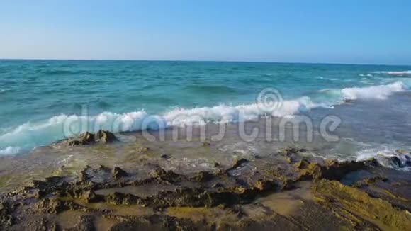 海岸浪涛石质泡沫飞溅视频的预览图