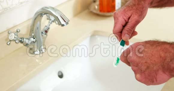 老人在浴室里放牙刷视频的预览图