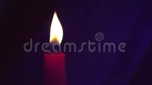 黑色背景下的红烛美丽的波克视频的预览图