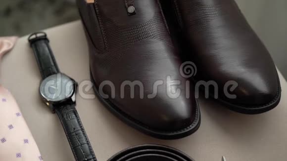 男士时尚棕色鞋子腰带腕表和粉红色领带视频的预览图