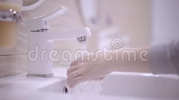 两个小女孩在浴室里一起洗手时被潘射中视频的预览图