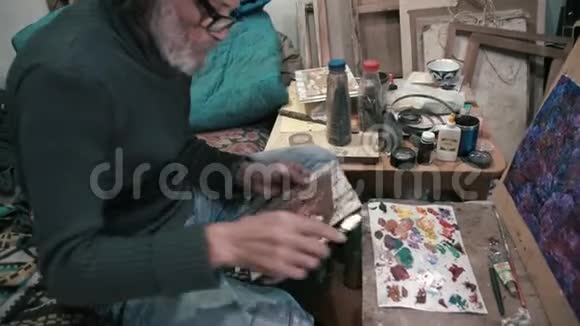 这位头发灰白的艺术家把油画颜料混合到4K上视频的预览图