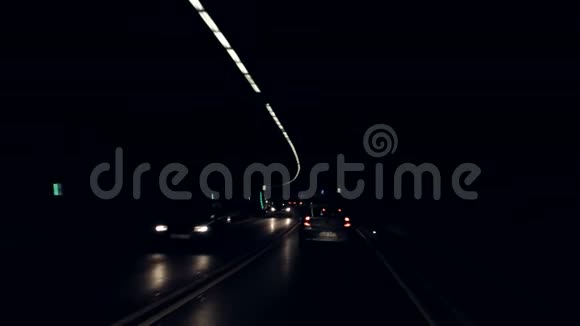汽车穿过黑暗隧道视频的预览图