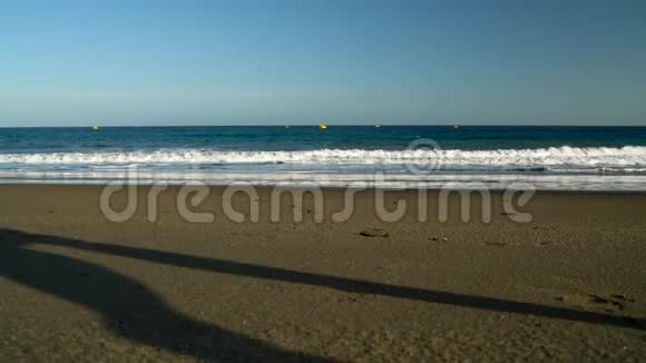恋爱中的夫妻无忧无虑地跑到海滩上的水里西班牙加那利群岛特内里费海岸图片视频的预览图