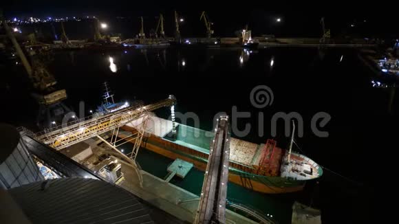 在散装货船上装载粮食作物的夜间时间过短可通过干线在海港的筒仓码头打开货舱视频的预览图