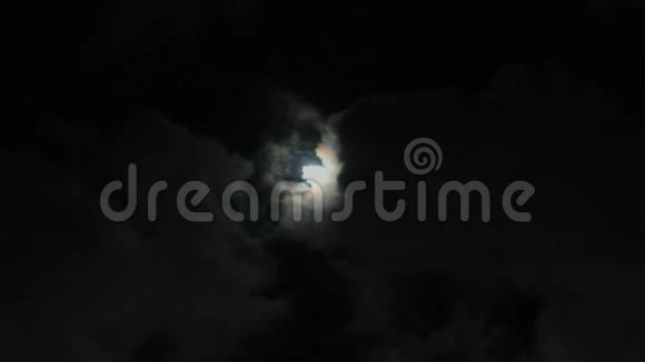 月亮和云彩视频的预览图