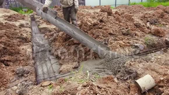 工人们用水泥筑基筑了一间小屋视频的预览图