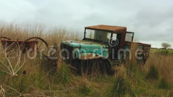 旧生锈的废弃汽车在田野里视频的预览图