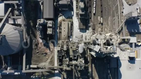 农村工业混凝土制造厂鸟瞰图视频的预览图