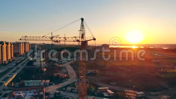 日落时物业建筑工地的俯视图视频的预览图