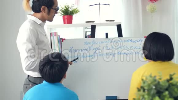 辅导室的孩子在课堂上与老师一起写作视频的预览图