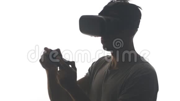 年轻人戴vr眼镜玩游戏的剪影他有使用虚拟现实头盔的经验视频的预览图