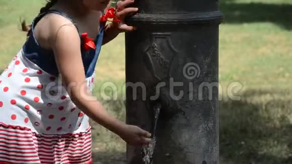 小可爱的女婴在罗马街头喝着罗马鼻子喷泉里的水视频的预览图