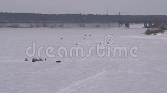 冬季冰冻湖上的成群渔民视频的预览图