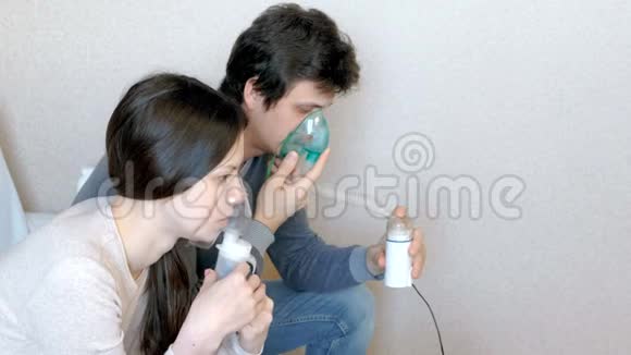 使用雾化器和吸入器进行治疗男人和女人通过吸入器面罩吸入侧视视频的预览图