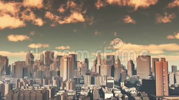 时间流逝的云飞过城市建筑和摩天大楼日落纽约市场景视频的预览图