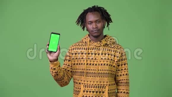 年轻英俊的非洲男人拿着电话指指点点视频的预览图