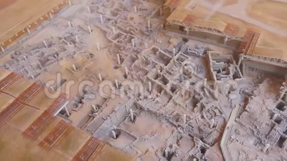 挖掘出的阿克罗蒂里定居点的小模型被放入玻璃陈列柜中顺序视频的预览图