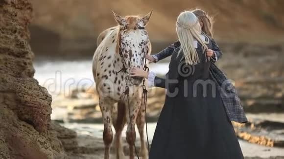 对马的治疗有个女儿照顾她的马的女人慢动作全高清视频的预览图