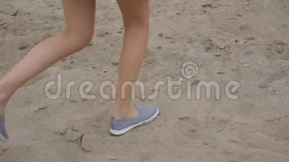 女人脚踩在沙滩上视频的预览图