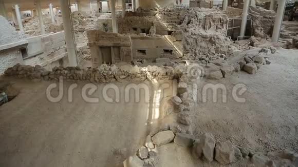 阿克罗蒂里古村落的遗迹被挖掘垂直全景视频的预览图