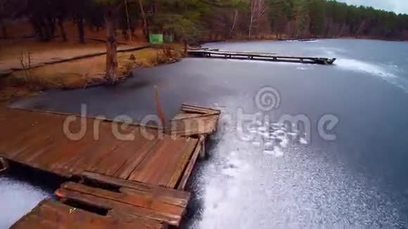 飞越冰冻湖视频的预览图