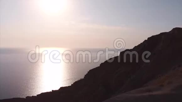 山海美景尽收眼底从上方拍摄从海岸线拍摄的阳光下视频的预览图