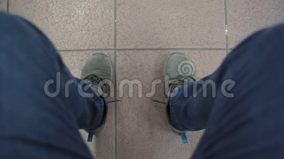 一个男人穿着鞋带解开的运动鞋跺脚视频的预览图