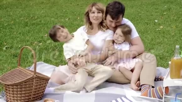快乐的家庭一起在户外玩视频的预览图
