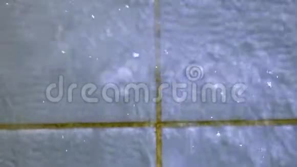 带水滴的瓷砖墙或地板清洁服务视频的预览图