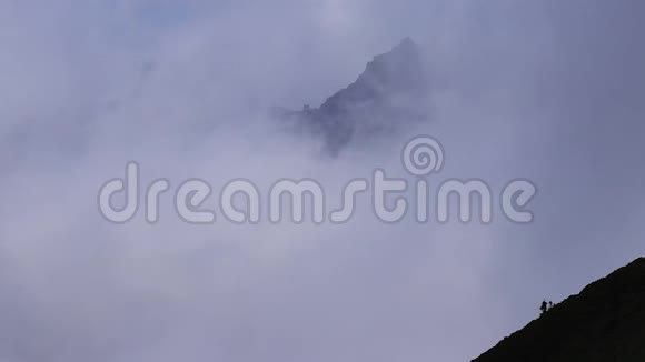 山顶穿过厚厚的白云视频的预览图