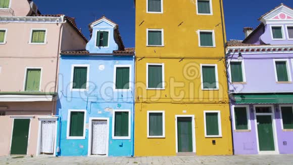 在威尼斯阳光明媚的一天博拉诺的旧彩色住宅景观视频的预览图