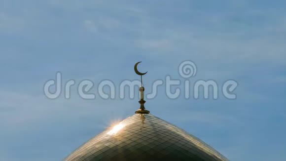 清真寺尖塔上有伊斯兰宗教象征的阳光框架中央的一个金色月牙与一个视频的预览图