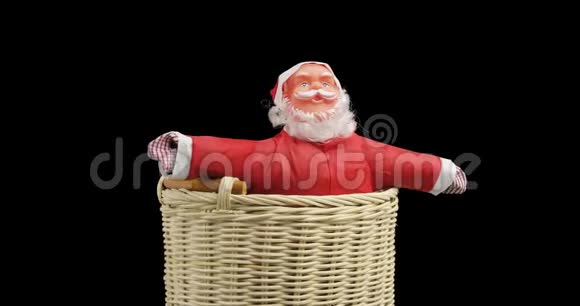 圣诞老人玩具红色西装柳条篮子在黑色背景视频的预览图