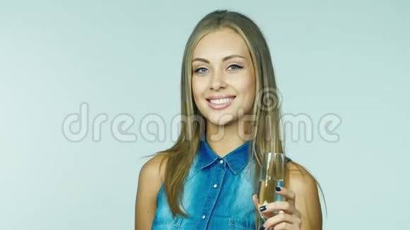 一位有魅力的女士拿着一杯香槟通过电话表示祝贺视频的预览图