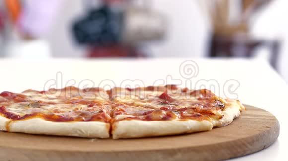 从桌子上拿披萨的女人手视频的预览图