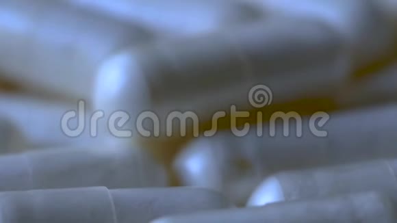 旋转胶囊的宏观特写药学背景视频的预览图