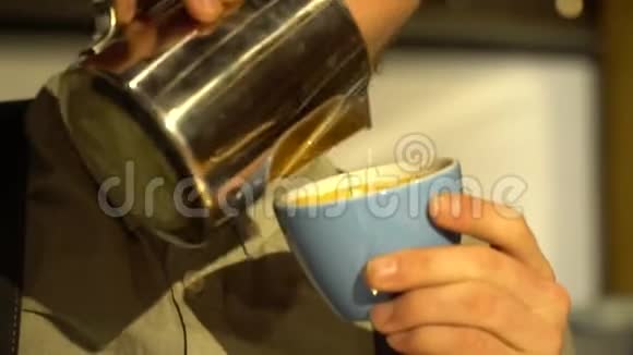 大胡子咖啡师把牛奶倒进卡布奇诺视频的预览图
