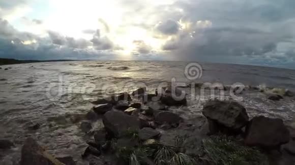 暴风雨天气下的海滨视频的预览图