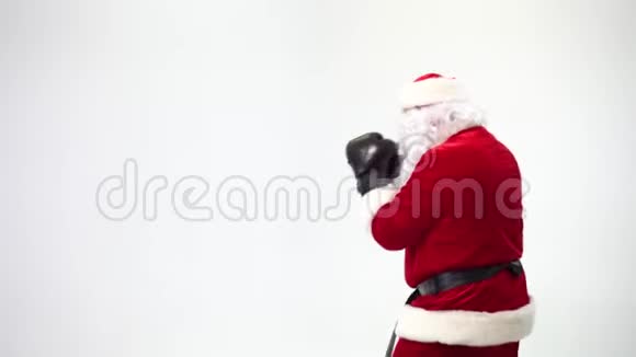 圣诞节白色背景上的圣诞老人戴着黑色拳击手套拳打脚踢拳击拳击手视频的预览图