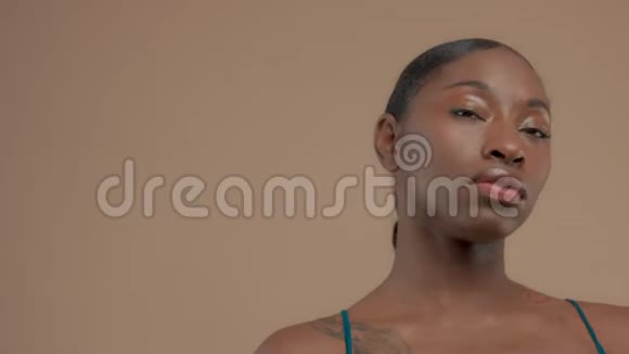 黑色混合种族模型米色背景与自然中性化妆视频的预览图