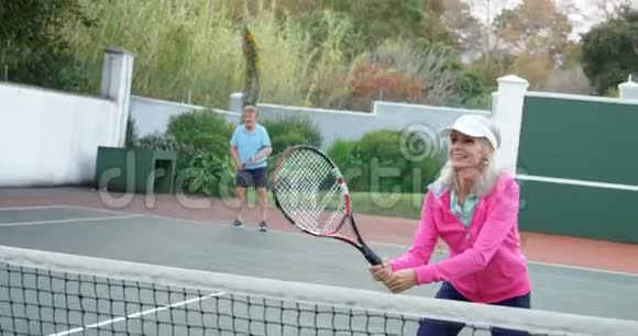网球场打网球的高级妇女视频的预览图