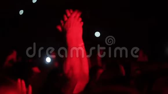 一个男人在音乐会上拍手特写镜头视频的预览图